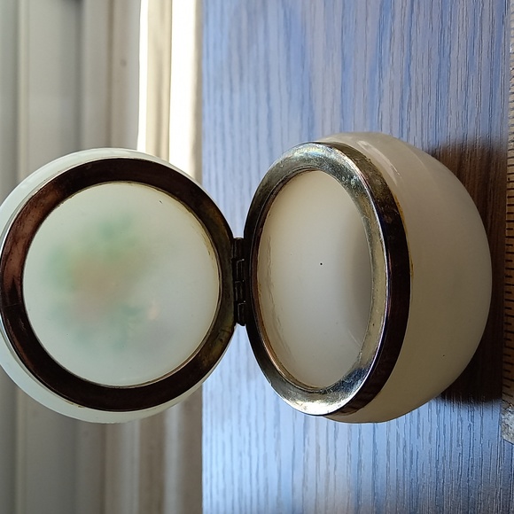 Vintage clamshell trinket box - Picture 2 of 13